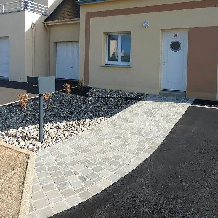 Allée d'entrée en pavés avec massif décoratif